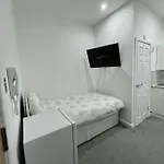 Self Contained Studio In Bham City Centre W Parking